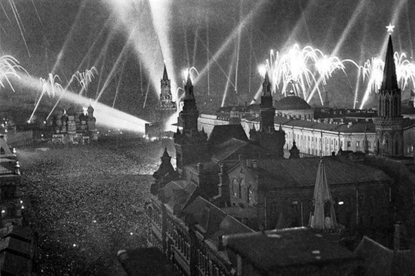 Снимок 9 мая 1945 года — настоящий Салют Победы