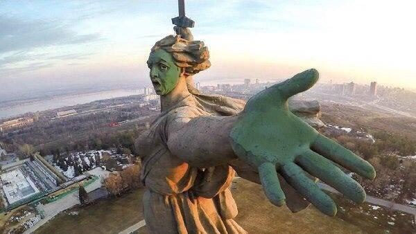 Волгоградские фронтовики потребовали найти и привлечь к ответственности автора провокационной картинки, раскрасившего известной скульптуре «Родина-Мать зовет!» лицо и руки зеленкой. Об этом сообщают региональные СМИ 