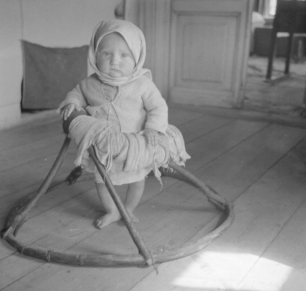 Учится ходить. 1942 год.