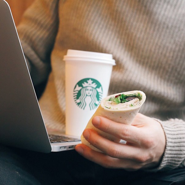 Отличная идея для ланча: изысканное сочетание куриной грудки, сладкого винограда и соуса «Блю-чиз». 