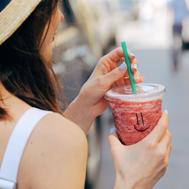 Еще немного счастливых дней лета с Фраппуччино Малина Черная Смородина  Второй фруктовый напиток в подарок каждый день с 13:00! #СчастливыеЧасы