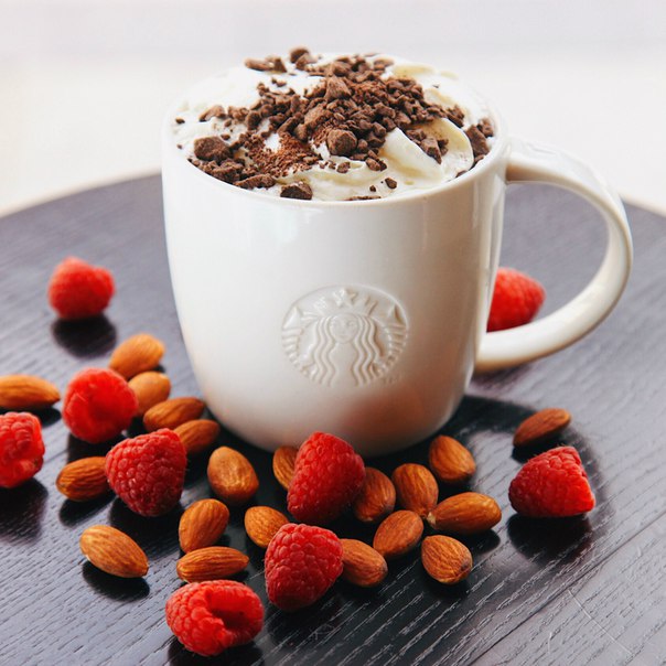 Еще одна идея, на что потратить свою награду в #МоиНаградыСтарбакс: на по-настоящему исключительный Латте со взбитыми сливками, ява-чипсами и тремя сиропами — малиновым, миндальным и ирландским кремом.  #СекретноеМеню