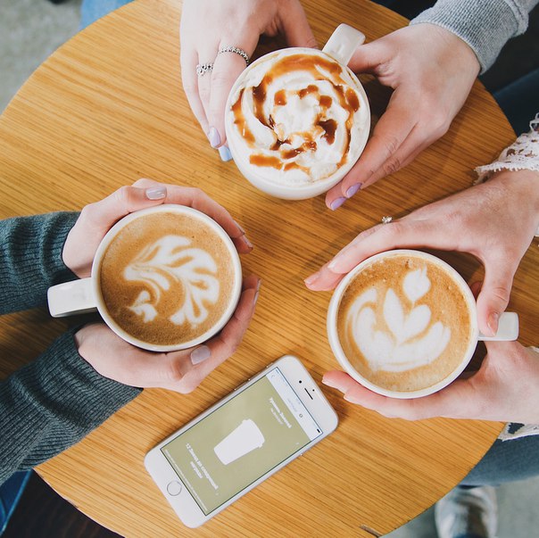 Наслаждаемся наградами в компании друзей  До 30 апреля пополните Старбакс-карту через приложение на сумму от 500 руб. и получите дополнительную!