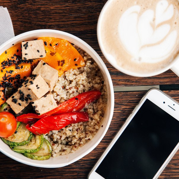 Секрет идеального ланча от Starbucks = салат с фалафелем или тофу + Исключительно Ваш Латте на миндальном, соевом или кокосовом молоке 