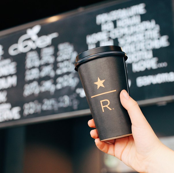 Теперь фирменные стаканчики Starbucks не только белые, но и черные. Встречайте их в кофейнях #StarbucksReserve России: там, где можно попробовать самые редкие сорта кофе.