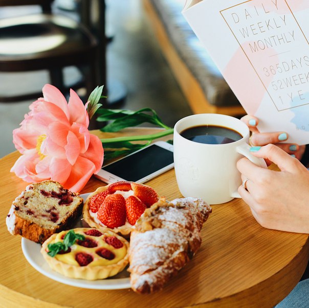 Ягодно-ореховая весна: вишня с легкой кислинкой, сладкая клубника, сочная малина и нежный миндаль в новых десертах 