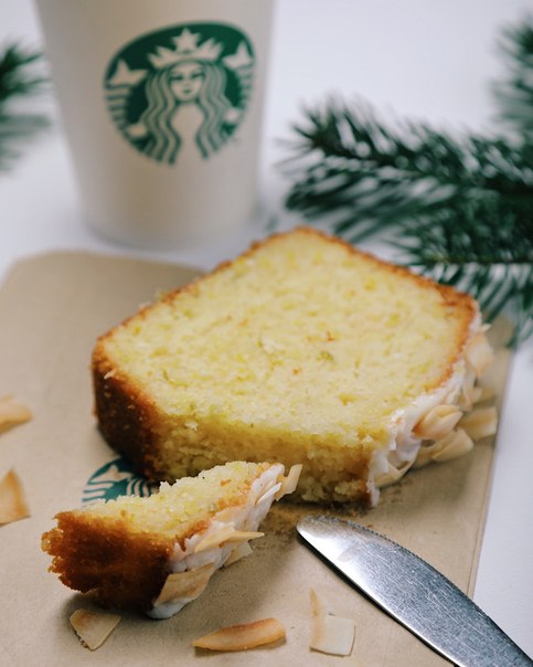 Яркий, сочный, зимний: #ЛимонныйКекс, украшенный «снежным» кокосом. 