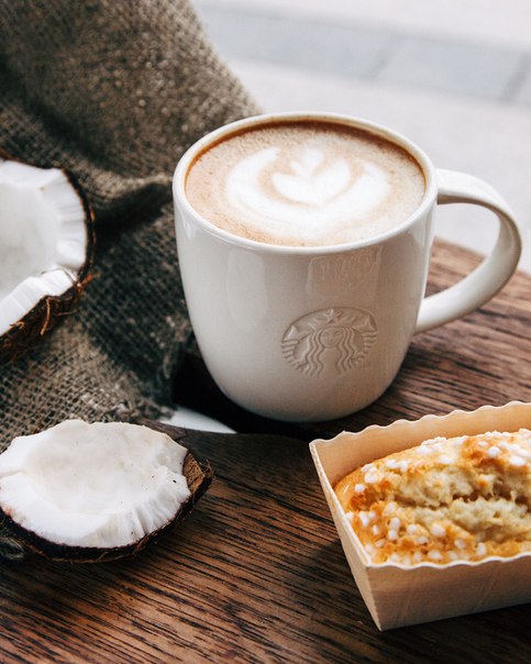 Кокосовый Латте и Кокосовый Пламкейк всегда вместе, ведь они идеальная пара 