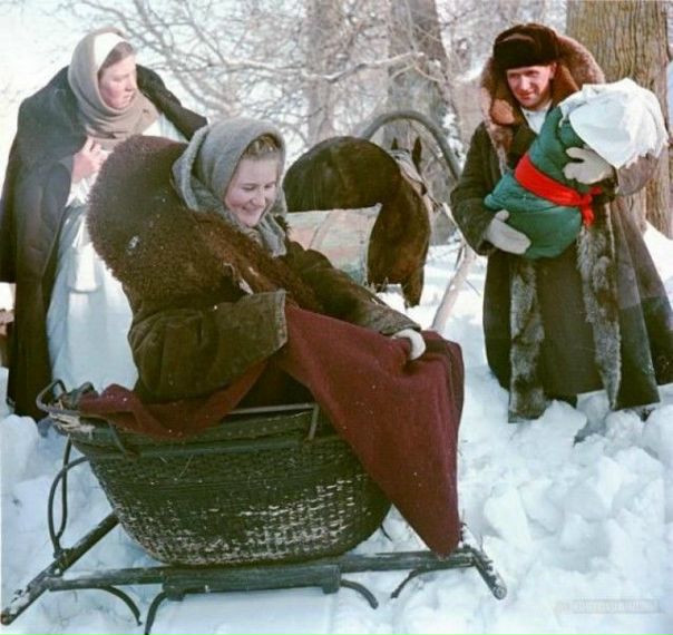 Муж забирает жену с ребёнком из роддома, 1950-е