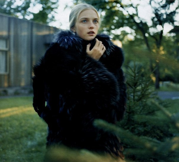 Мир настолько сгнил, что даже влюбиться в кого-то — это самый большой риск, который мы можем себе позволить. Люди разучились любить, миром правят потребительские отношения.