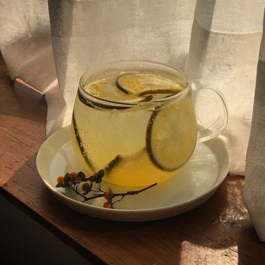 Основное правило на этом пути: не цепляться. Не стараться ничего удержать. Мы живём в бесконечном изменчивом потоке, и лишь вода в нем всегда остается прежней. Что бы мы ни испытали, впереди бесконечное множество других переживаний, так давайте позволим им придти. Зависая, цепляясь, мы лишаем себя новых вариантов развития. Давайте отпустим то, прошлое, — без сожаления и страха. 