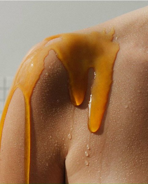 Он не мог подолгу смотреть на неё, как на солнце, но видел её, как солнце, и не глядя. 