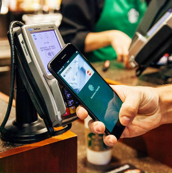Оплатить любимый кофе, еду или новую кружку в Starbucks можно всего в одно касание: теперь к Apple Pay подключились еще 9 банков. 