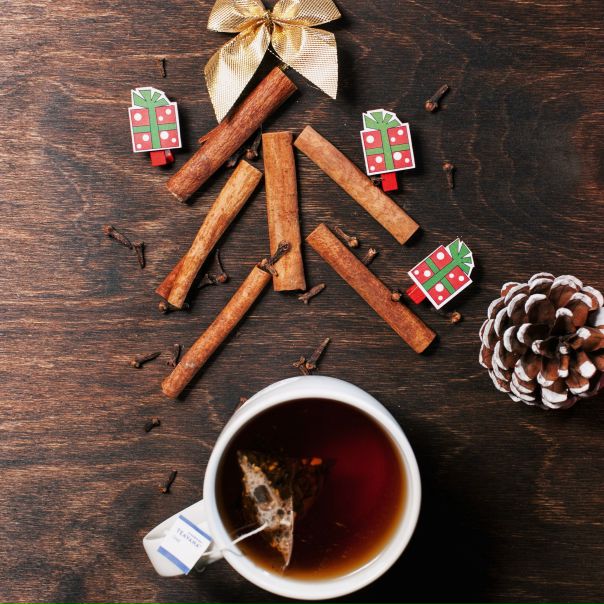 Радость под нашей ёлочкой: черный чай с пряностями #Teavana уже в вашем Starbucks! #ПодариРождество